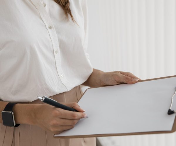 side-view-businesswoman-with-clipboard